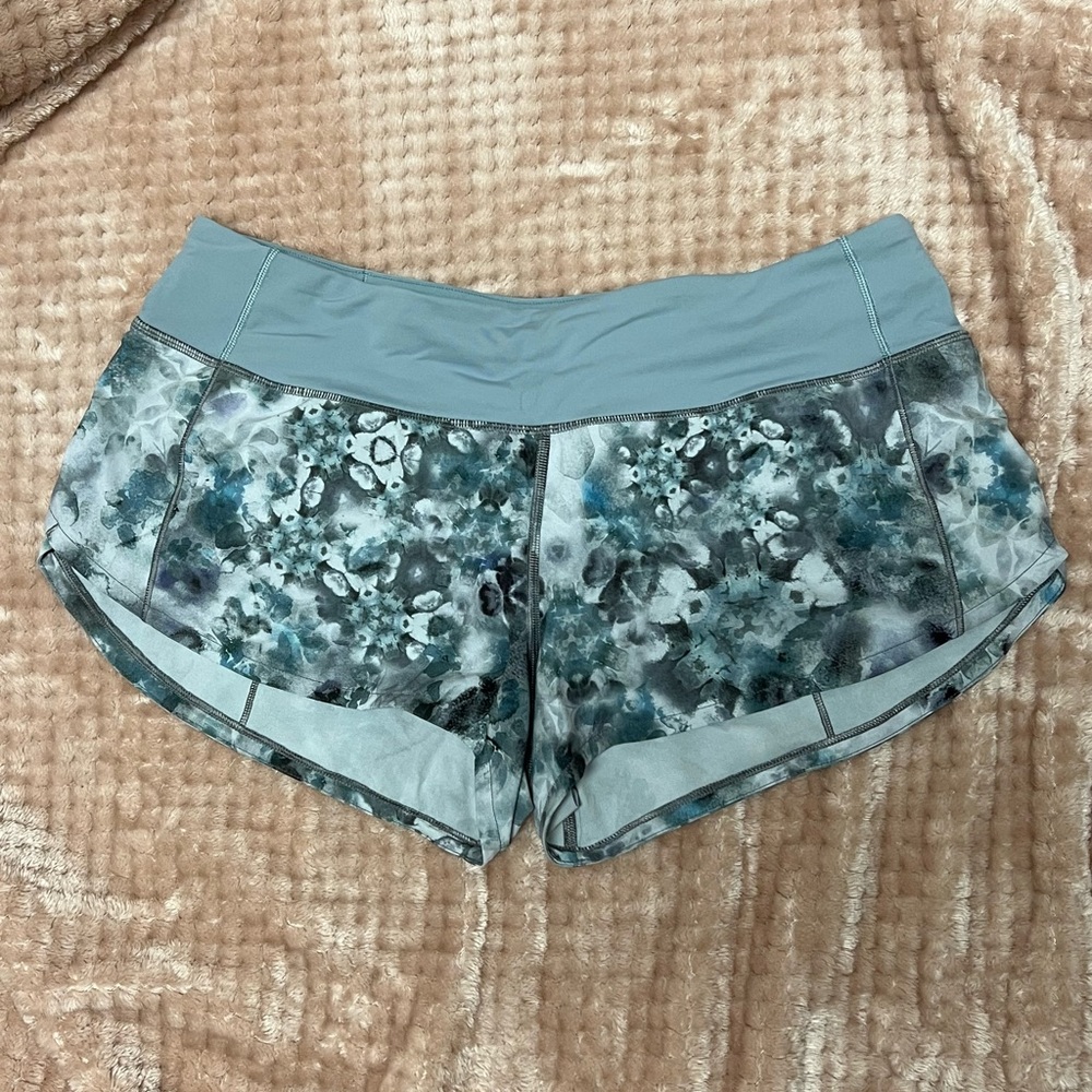 Lululemon speed up low rise 2.5” shorts